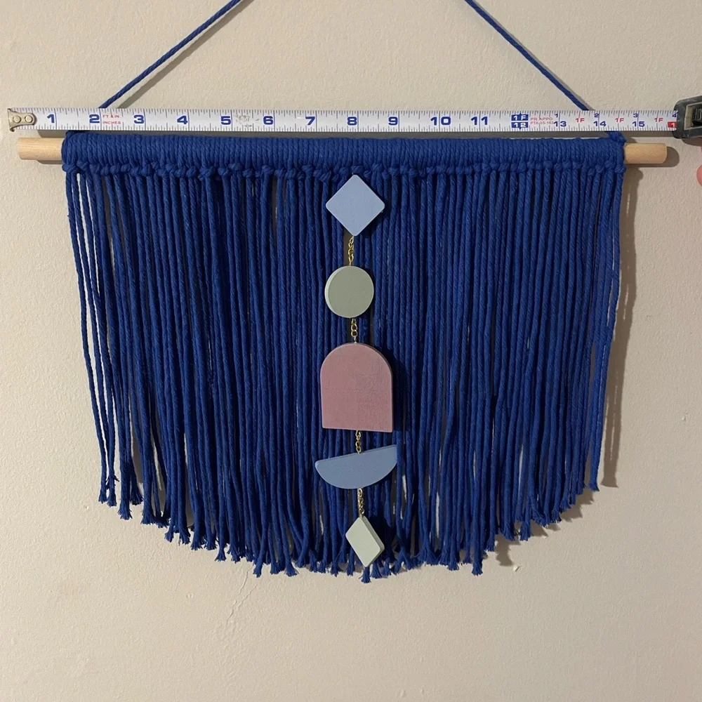 Blue macrame wall hanger - Picture 3 of 5